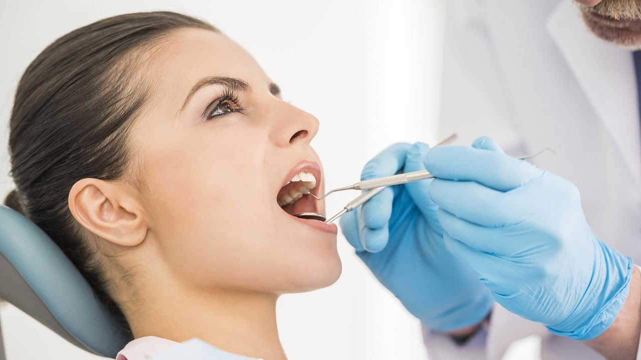 young-woman-at-dentist-min-how to-know-if-you-have-teeth-decay