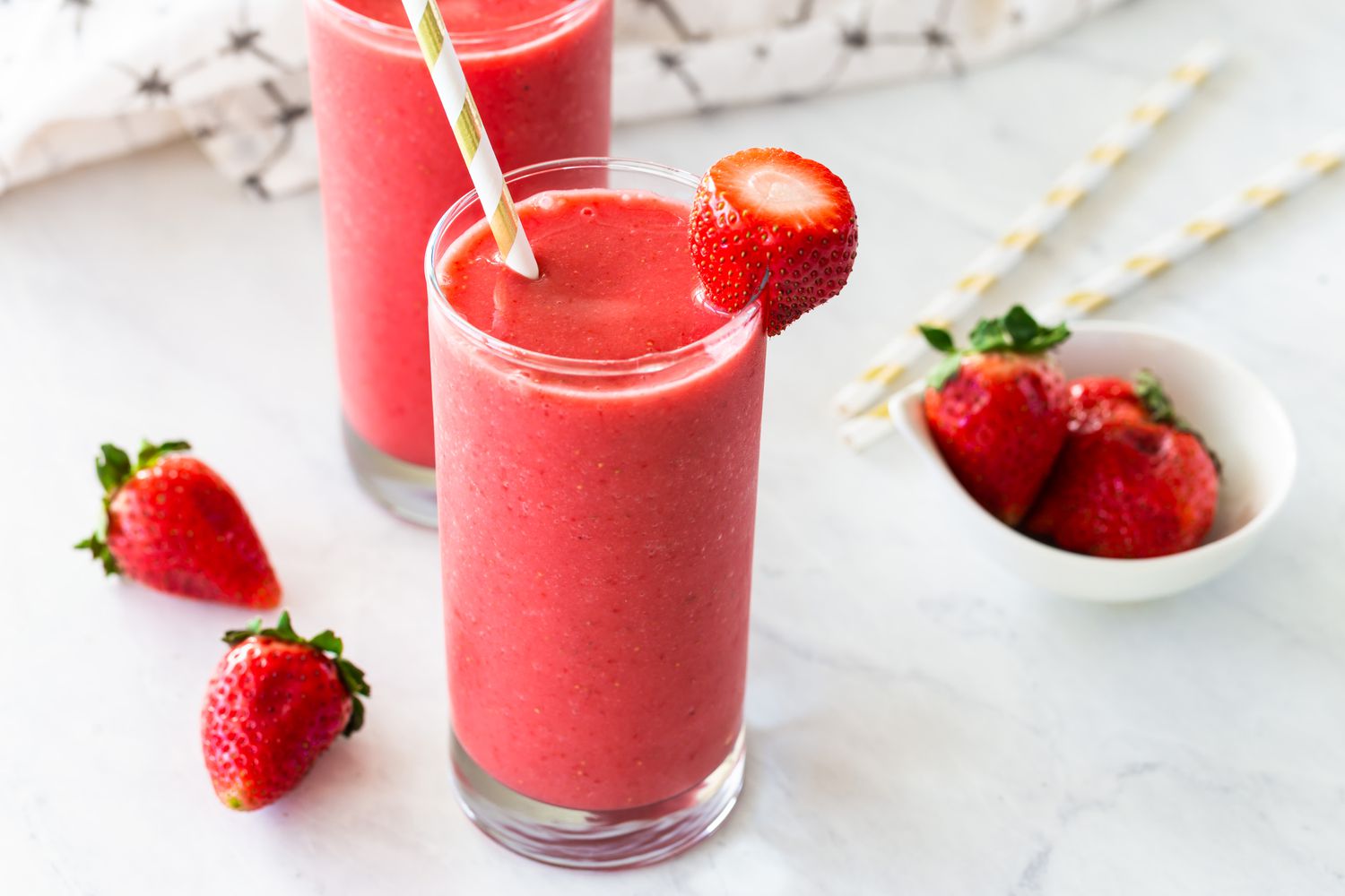 strawberry-breakfast-smoothie-to-eat-after-tooth-pulled-out