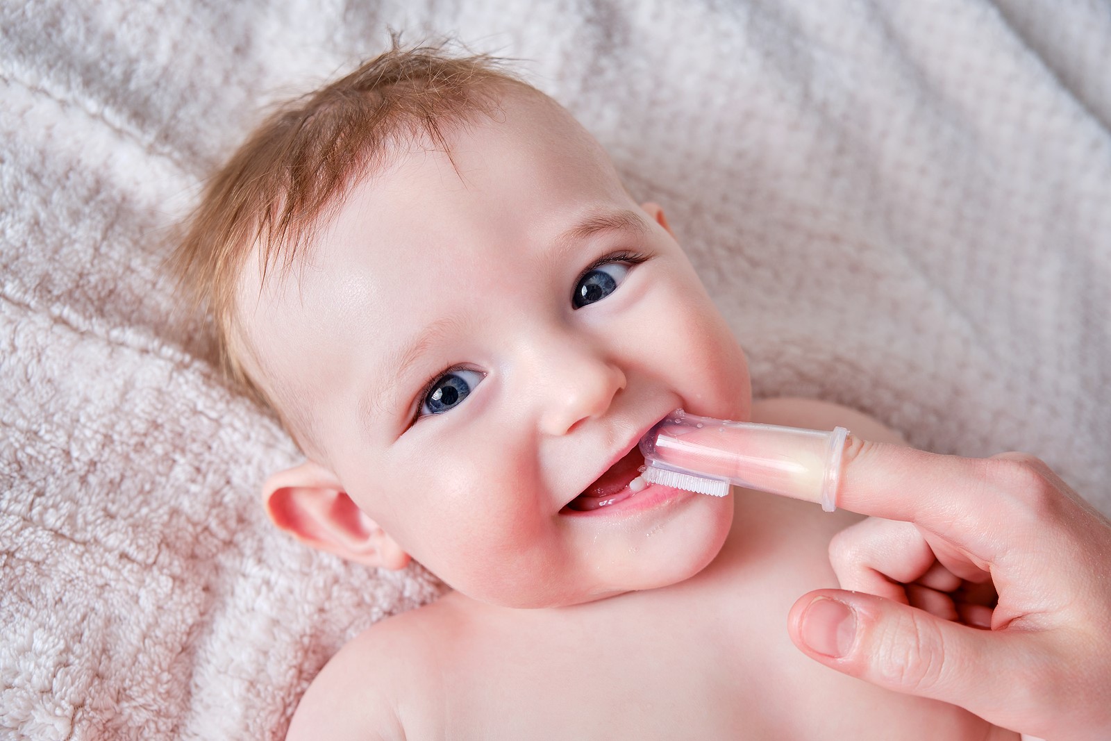 Baby teeth cleaning 