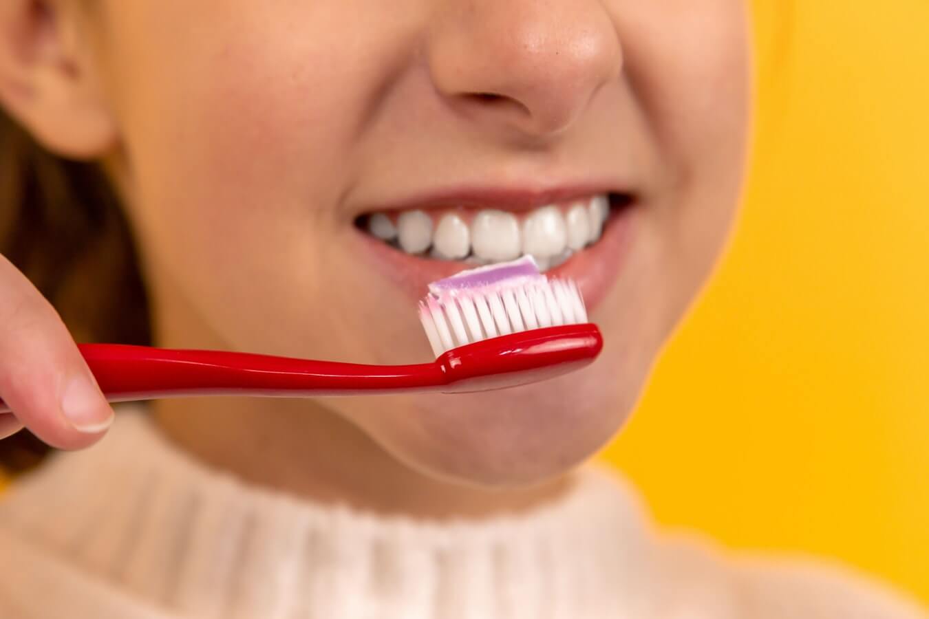 Teeth whitening at home with toothpaste